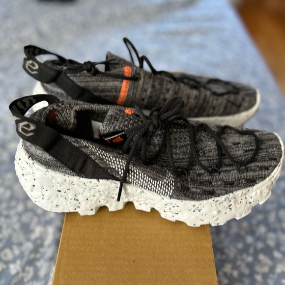 Nike Space Hippies women’s size 8, Men’s size 6.5 Back and Grey sneakers - Picture 2 of 5